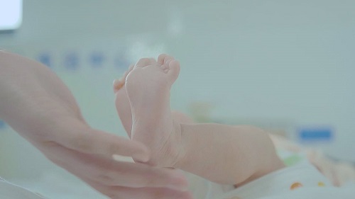 輸卵管堵塞有積水能做試管嗎？怎么解決？